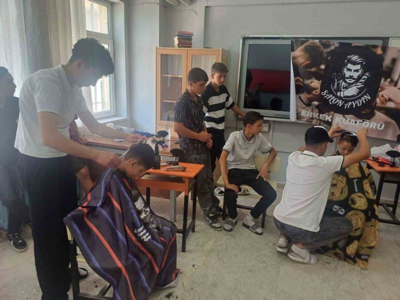 Kayseri’nin Tomarza ilçesinde Dadaloğlu Mahalle Muhtarı Ömer Yılmaz öncülüğünde öğrenciler