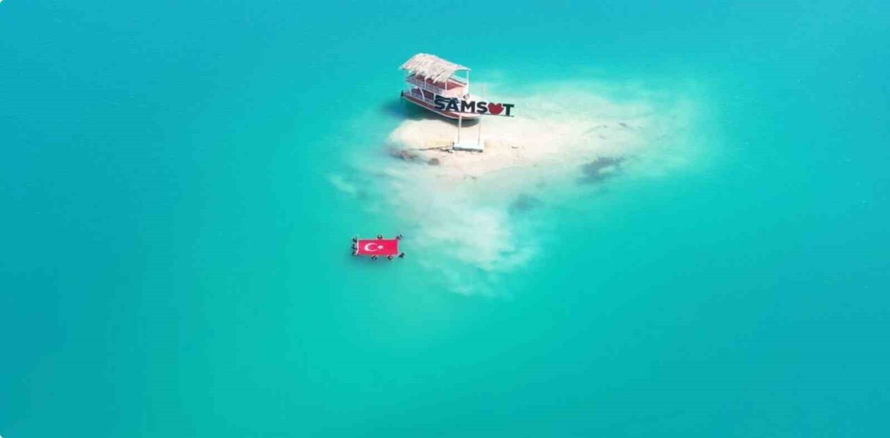 Adıyaman’ın Samsat ilçesinde, Atatürk Baraj Gölü’nde dalgıçlar su altına dalarak