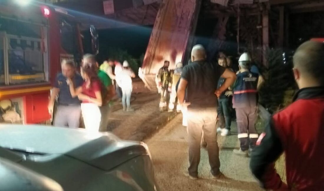 Ankara’nın Nallıhan ilçesinde D-140 Karayolu’nda damperi açılan kamyonun kömür bandına