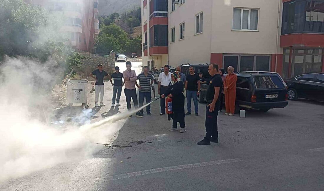 Malatya’nın Darende ilçesinde itfaiye ekipleri, Darende Sürücü Kursu’nda yangın eğitimi