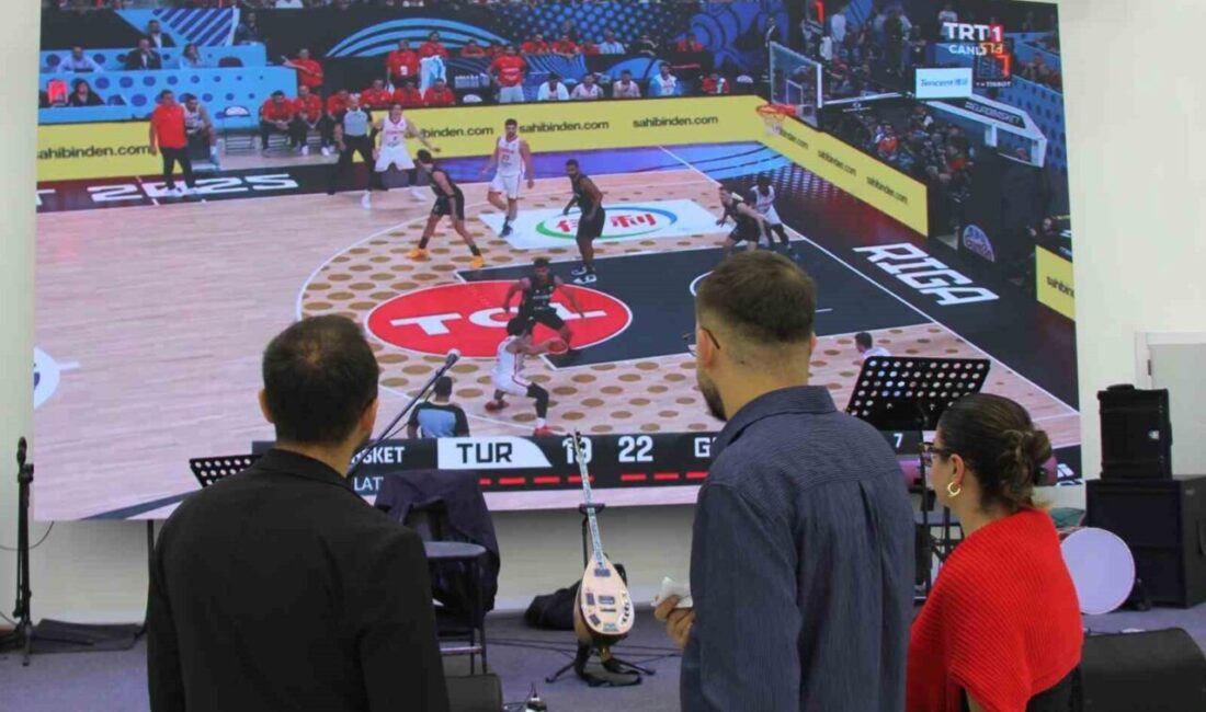 Sivas’ta bir düğünde davetliler, halay çekerken bir yandan da dev