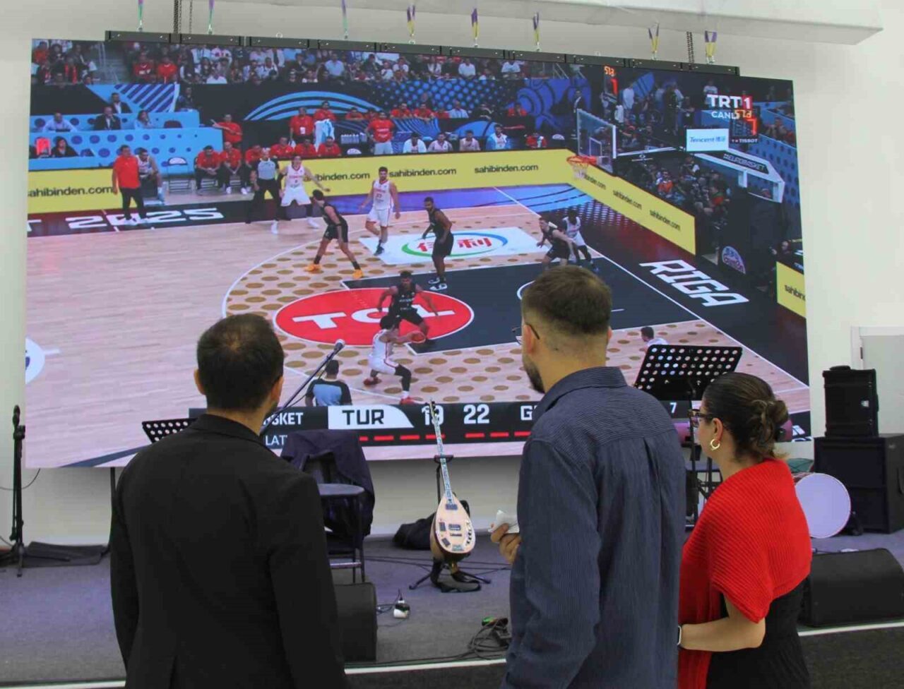 Sivas’ta bir düğünde davetliler, halay çekerken bir yandan da dev