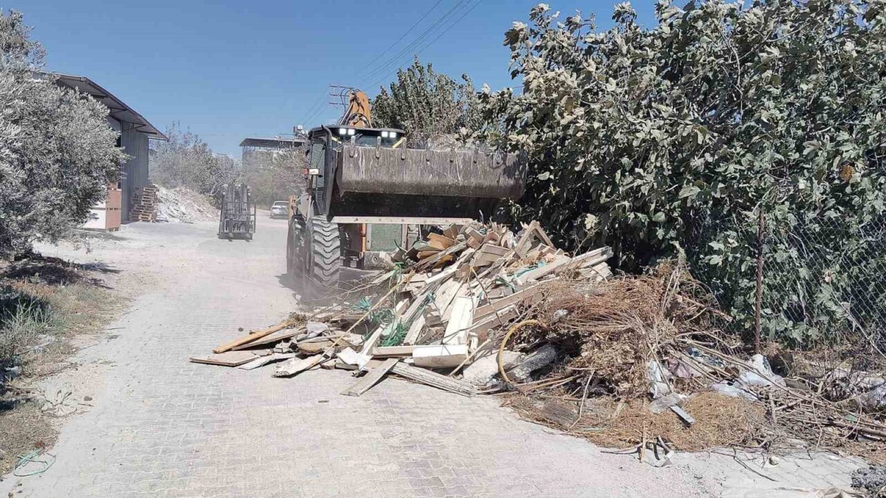 Defne Belediyesi, kentin her mahallesinde temizlik çalışmalarını sürdürerek yaşana bilirliği