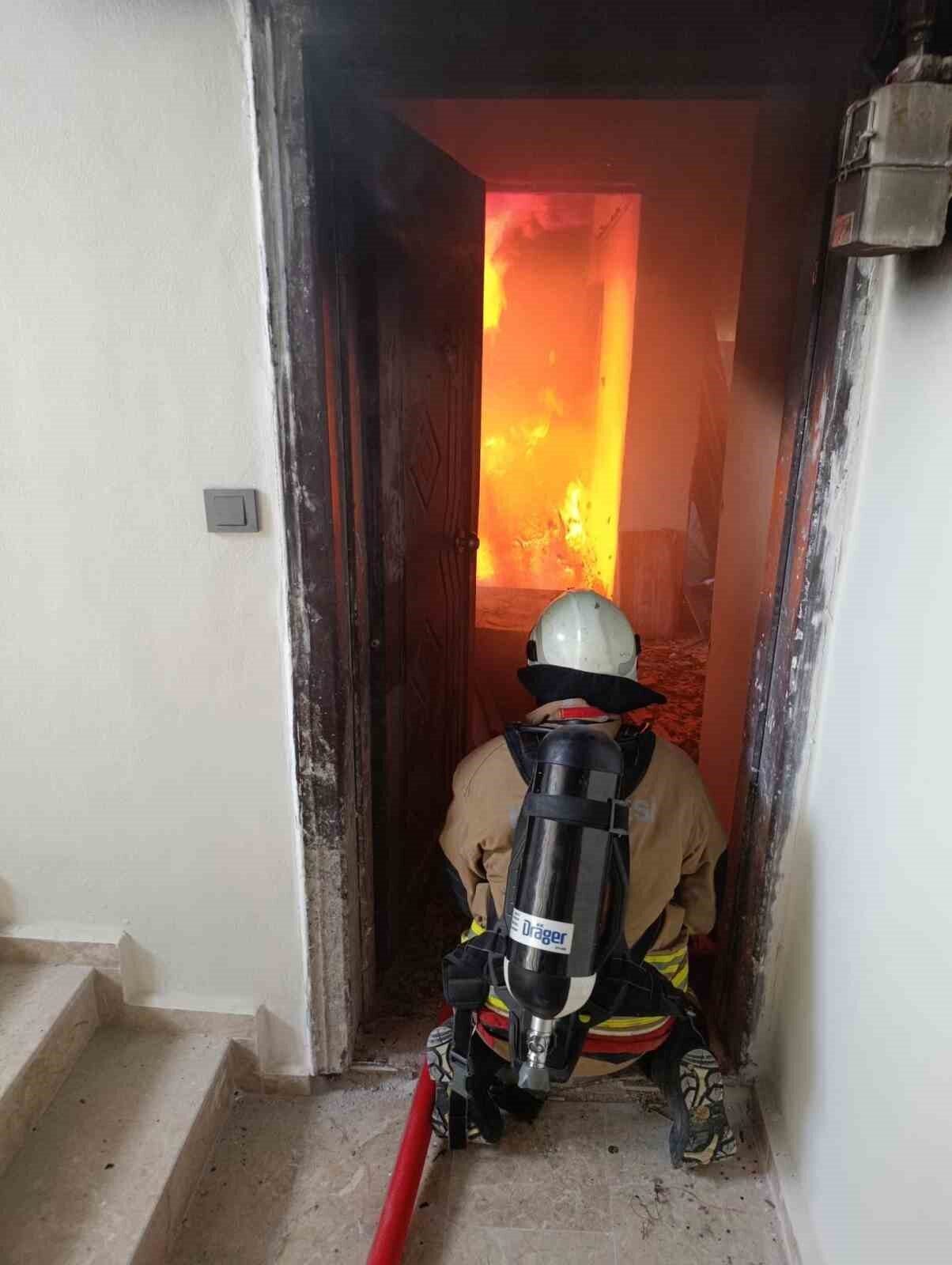 Hatay’da apartman dairesinde çıkan yangın büyümeden söndürüldü. Yangın, Defne ilçesi