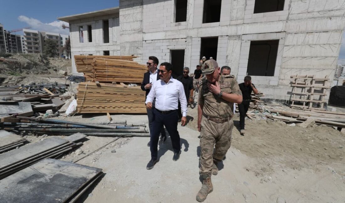 Hatay’da depremin ardından yapımına başlanan Defne ilçe jandarma binası, lojman