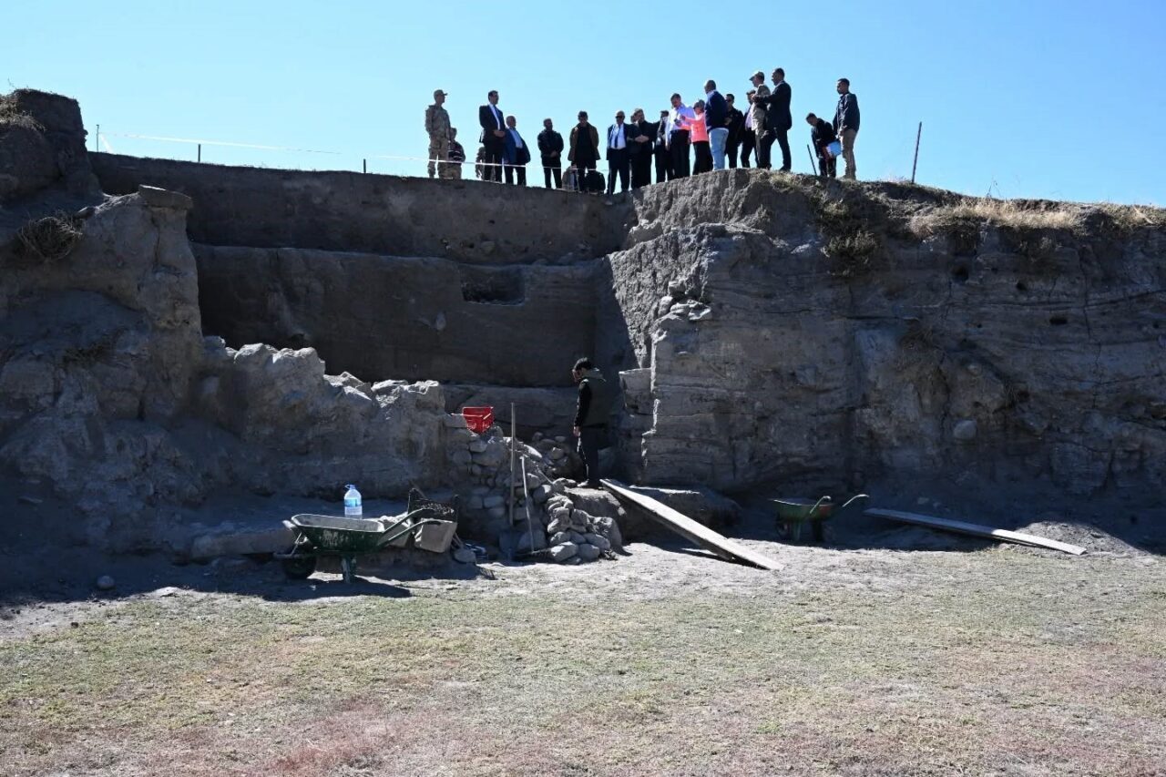 Vali Mustafa Çiftçi, Erzurum şehir merkezinin 18 km kuzeybatısında yer