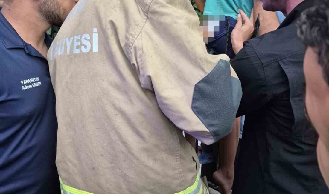 Hatay’ın İskenderun ilçesinde demir korkuluklara sıkışan bir çocuk, ekiplerin zamanında