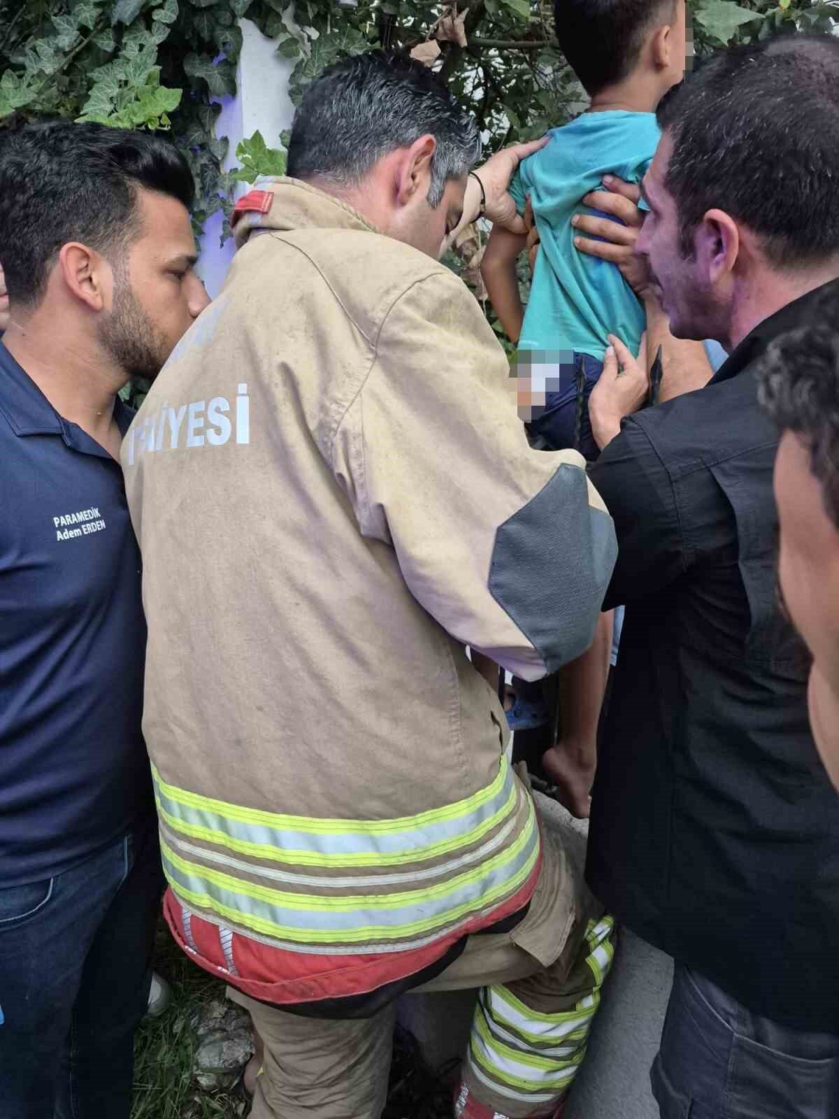 Hatay’ın İskenderun ilçesinde demir korkuluklara sıkışan bir çocuk, ekiplerin zamanında