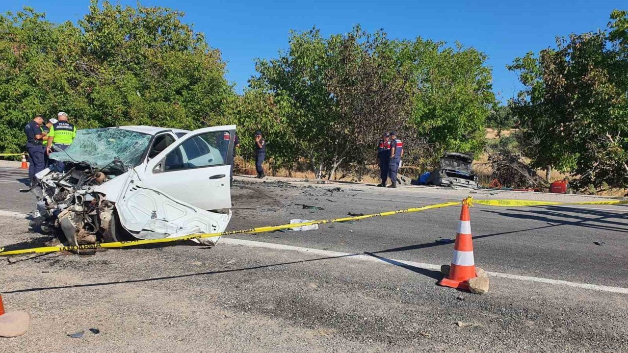 Manisa’nın Demirci ilçesinde iki otomobilin çarpıştığı kazada 3 kişi hayatını