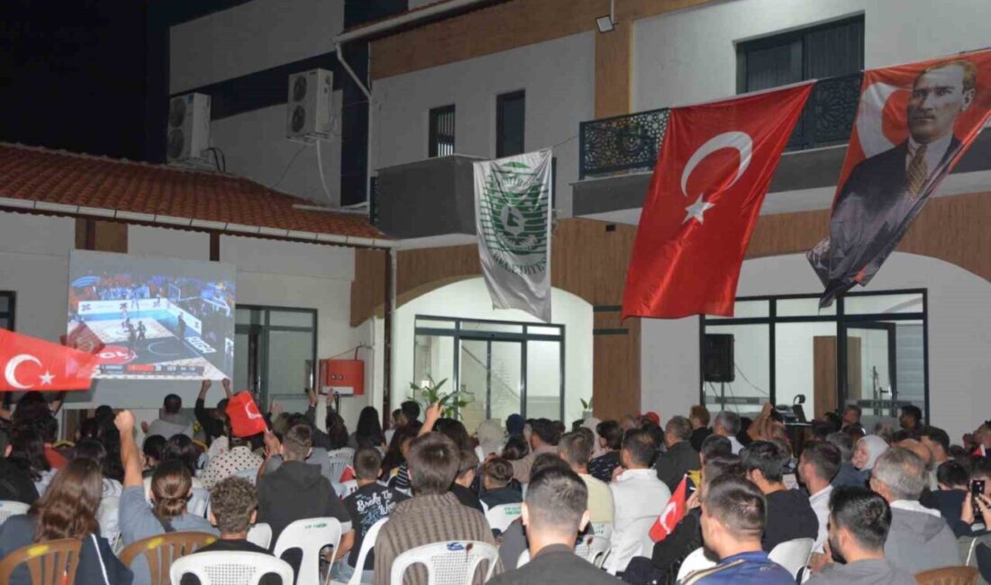 Manisa’nın Demirci ilçesindeki yüzlerce vatandaş EuroBasket 2025 final maçını belediye