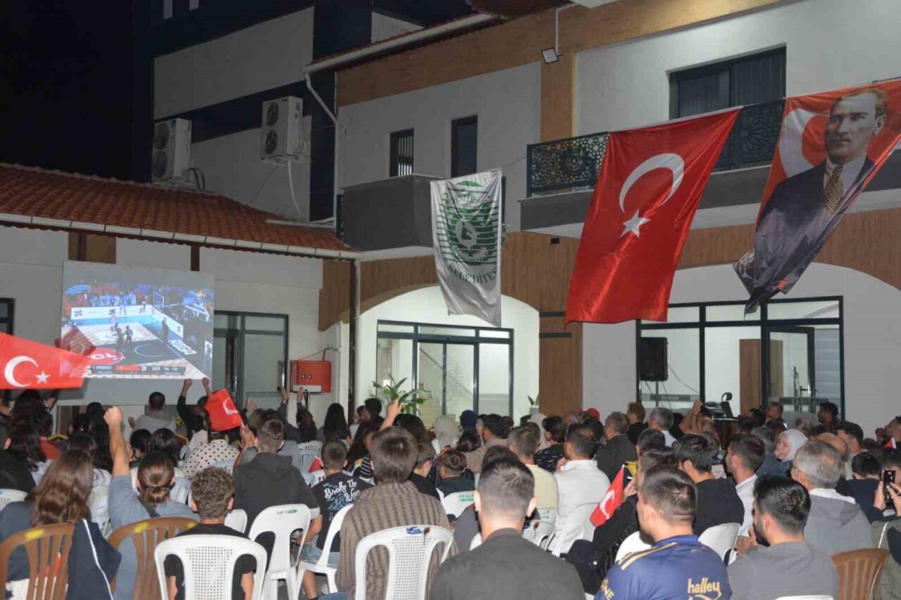 Manisa’nın Demirci ilçesindeki yüzlerce vatandaş EuroBasket 2025 final maçını belediye