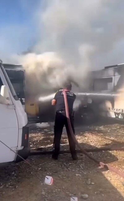 Antalya’nın Demre İlçesinde park halindeki karavanda çıkan yangın, yanındaki karavana