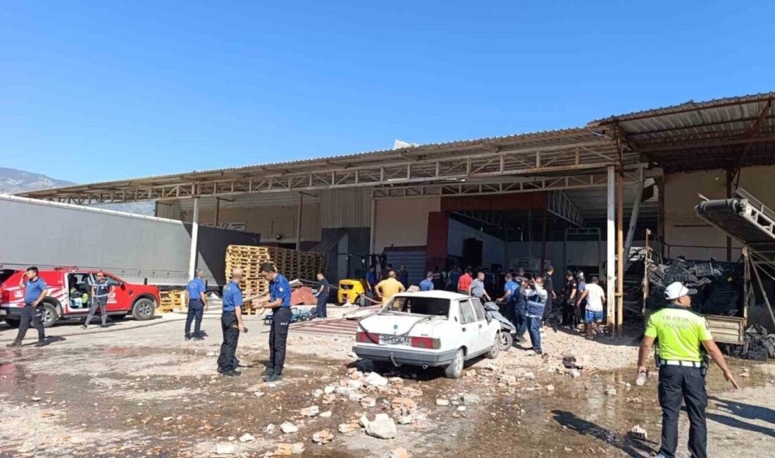 Antalya’nın Demre ilçesinde toptancı halindeki bir iş yerinde henüz belirlenemeyen