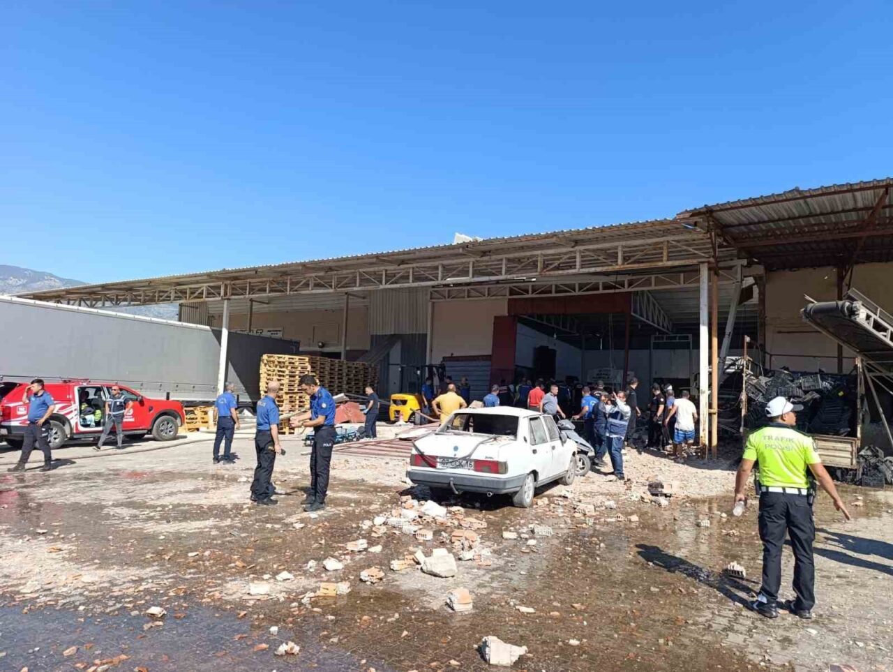 Antalya’nın Demre ilçesinde toptancı halindeki bir iş yerinde henüz belirlenemeyen