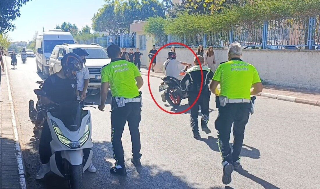 Manavgat İlçe Emniyet Müdürlüğü ekipleri, öğrencilerin güvenliğini sağlamak amacıyla okulların