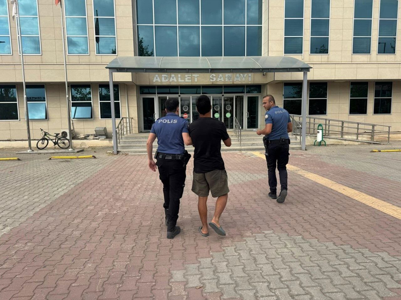 Sakarya’nın Karasu ilçesinde boğulma tehlikesi geçiren ve cankurtaranlar tarafından kurtarılan