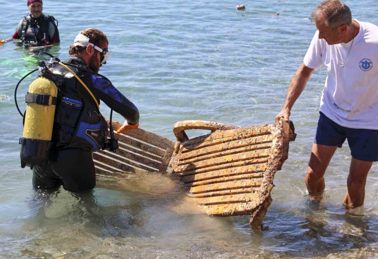 Antalya Büyükşehir Belediyesi, dünyaca ünlü Konyaaltı Sahili’nde Uluslararası Kıyı Temizleme