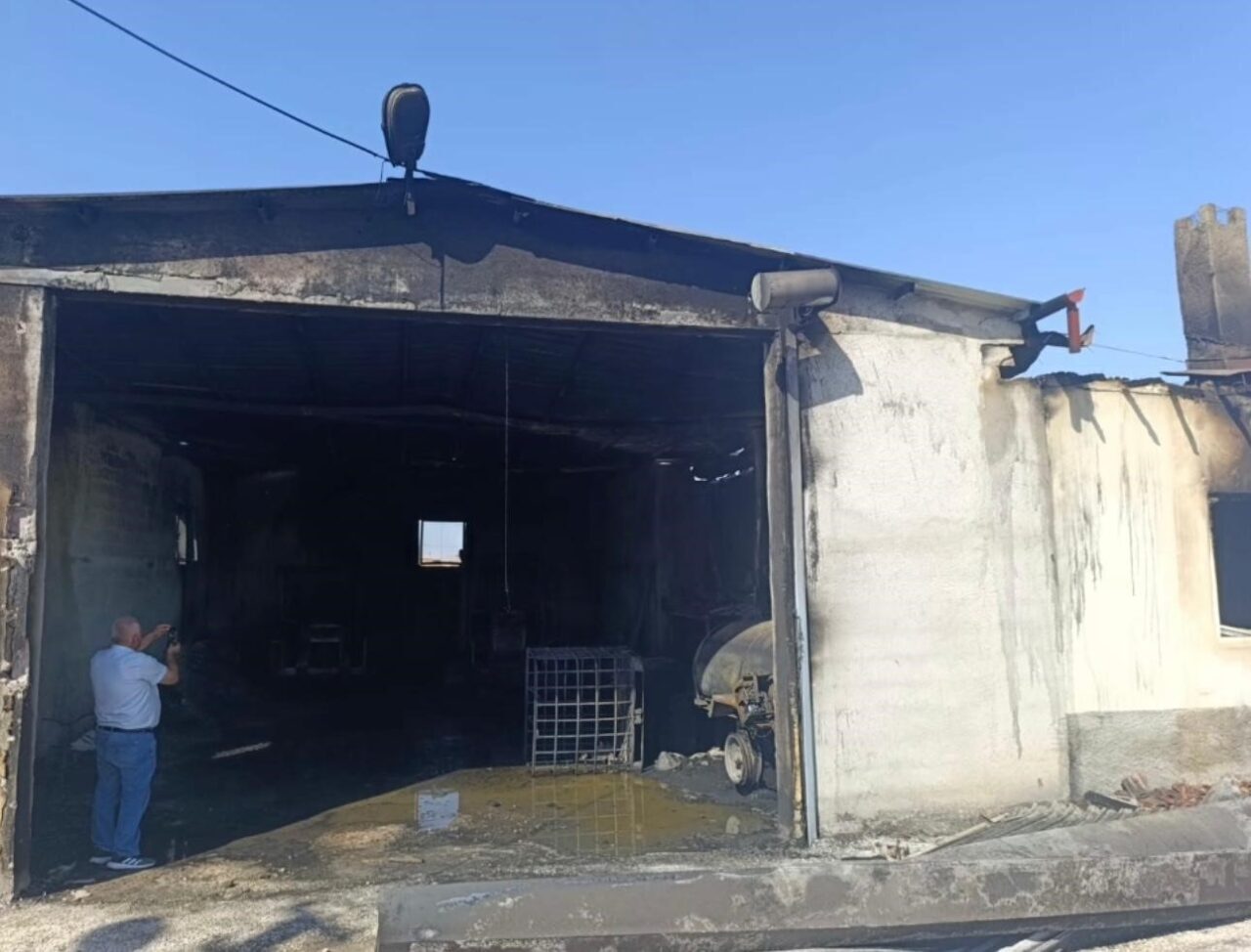 Konya’nın Ereğli ilçesinde bir depoda çıkan yangında, 2 traktör, ev