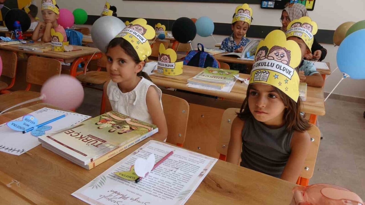 Deprem bölgesi Adıyaman’da yapılan yeni okullarda uyum haftası kapsamında eğitim