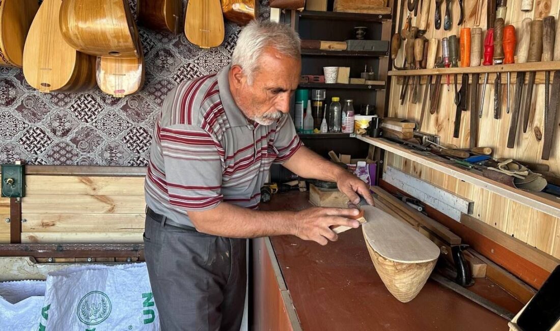 6 Şubat depremlerinde evini ve atölyesini kaybeden 30 yıllık bağlama