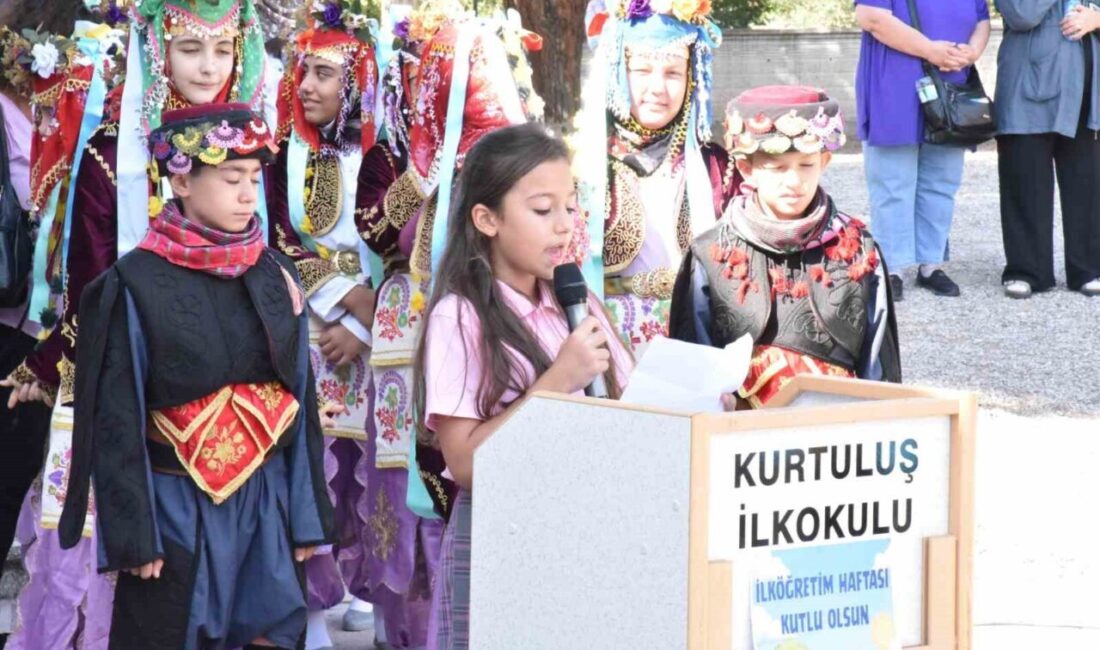 Deprem afetini yaşayan Balıkesir’in Sındırgı ilçesinde İlköğretim Haftası, düzenlenen törenle