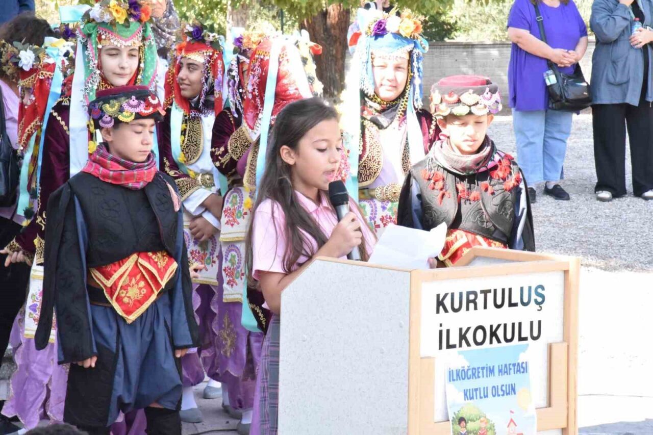 Deprem afetini yaşayan Balıkesir’in Sındırgı ilçesinde İlköğretim Haftası, düzenlenen törenle
