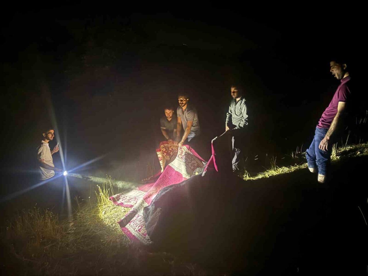 Hakkari’nin Derecik ilçesinde dağlık alanda rahatsızlanan bir inek, köylüler tarafından