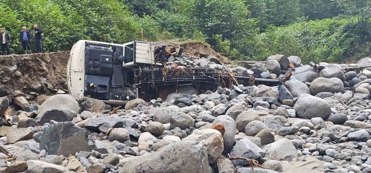 Rize’nin özellikle doğu ilçeleri Ardeşen ve Çamlıhemşin’de iki gündür etkili