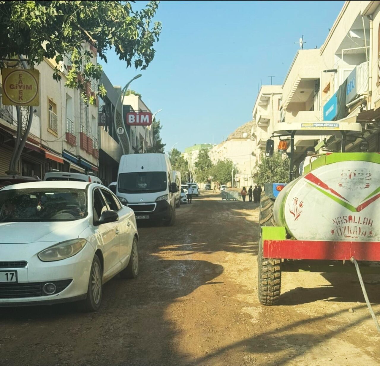 Mardin’in DEM Partili Derik Belediyesi tarafından yürütülen yol çalışmaları vatandaşların