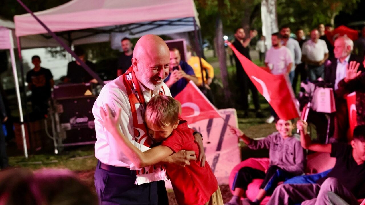 Kocasinan Belediyesi, milli heyecanı dev ekrana taşıyarak vatandaşlara unutulmaz bir