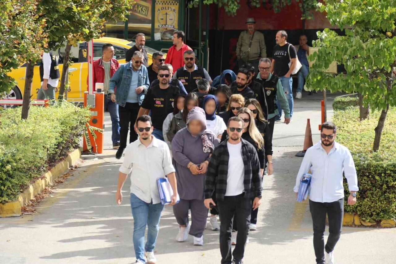 İnternet üzerinden devre mülk satışı yaptıklarını söyleyip, kendilerini emlak komisyoncusu