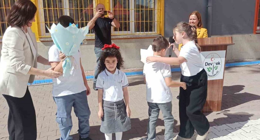 Devrek’te düzenlenen İlköğretim Haftası programında protokol, eğitimciler ve öğrenciler bir