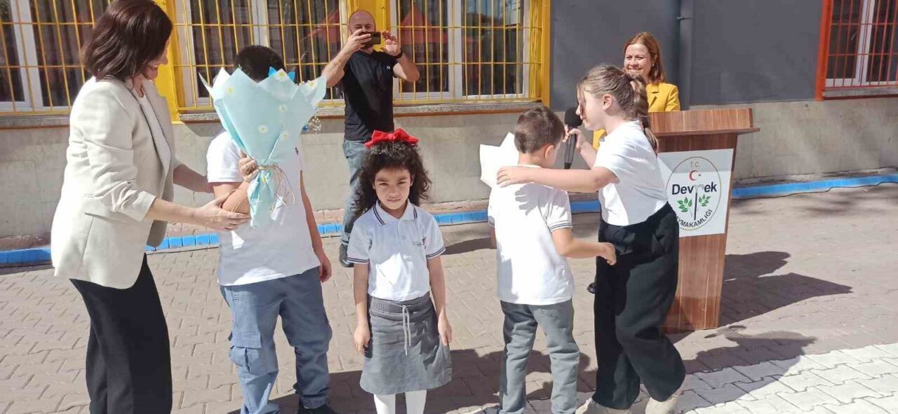 Devrek’te düzenlenen İlköğretim Haftası programında protokol, eğitimciler ve öğrenciler bir