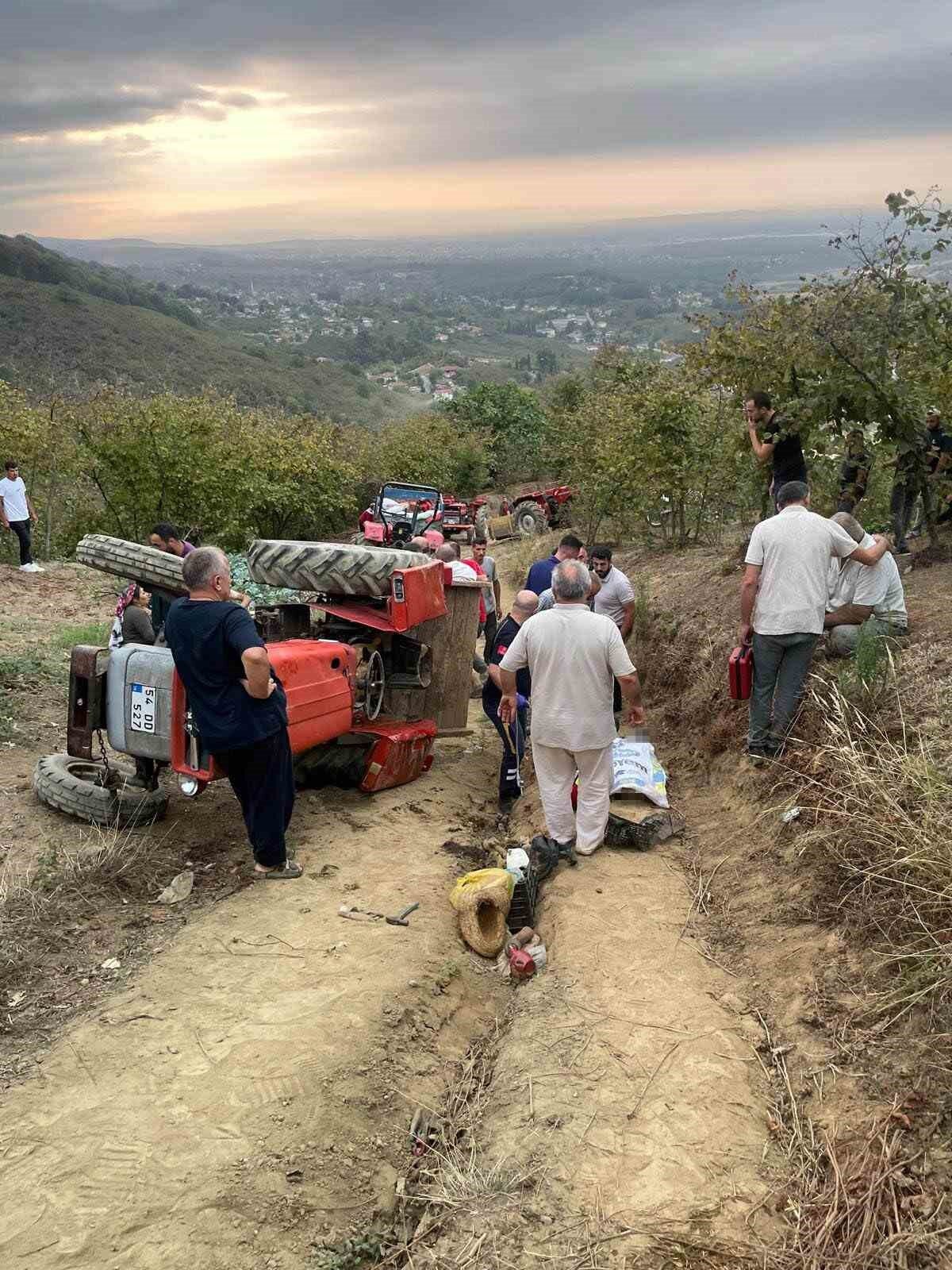 Sakarya’nın Akyazı ilçesinde kontrolünü kaybettiği traktörün devrilmesi neticesinde altında kalan