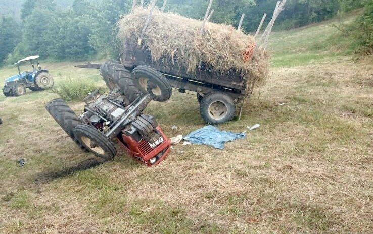 Kastamonu’nun Küre ilçesinde devrilen saman yüklü traktörün altında kalarak ağır