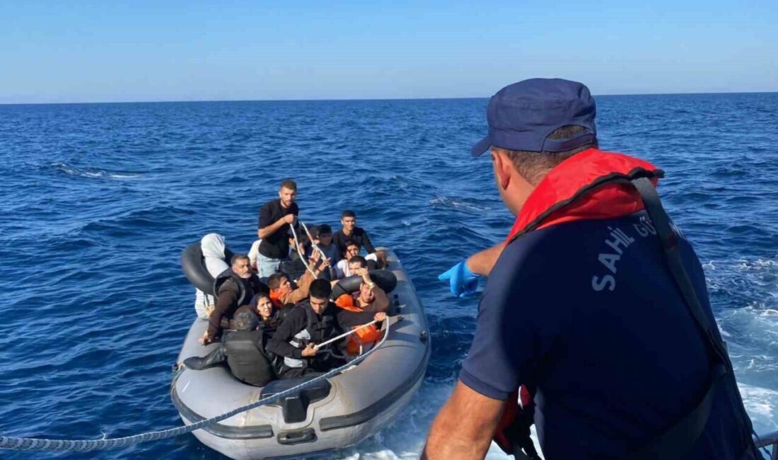 Aydın’ın Didim ilçesi açıklarında arızalanan lastik bot içerisindeki 11 düzensiz