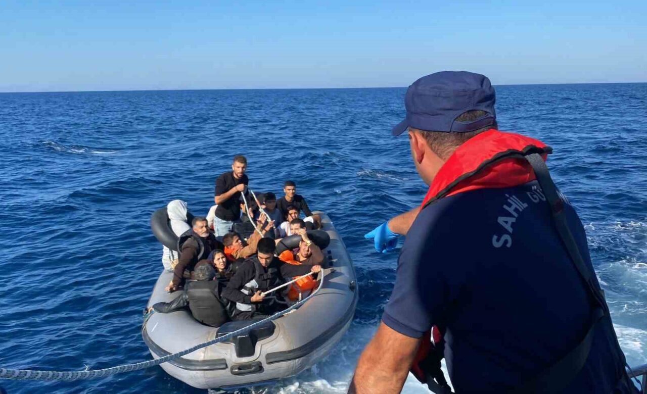 Aydın’ın Didim ilçesi açıklarında arızalanan lastik bot içerisindeki 11 düzensiz