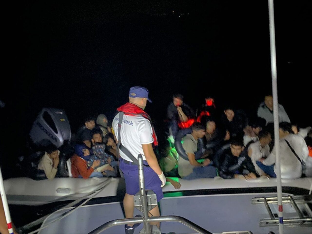 Aydın’ın Didim ilçesi açıklarında Yunanistan tarafından geri itilen lastik bot