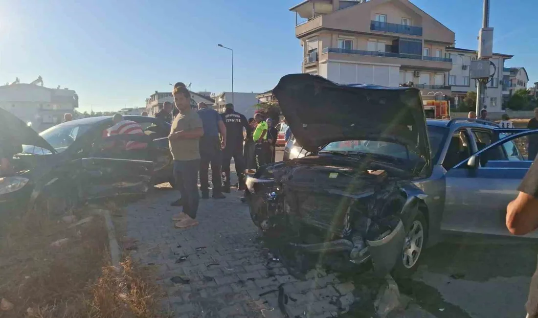 Aydın’ın Didim ilçesinde iki otomobilin çarpışması sonucu meydana gelen trafik