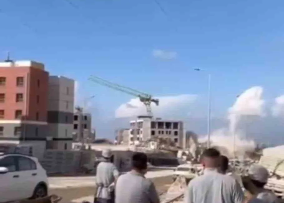 Hatay’da temel açma çalışmaları sırasında patlatılan dinamit kule vinci sarsarak