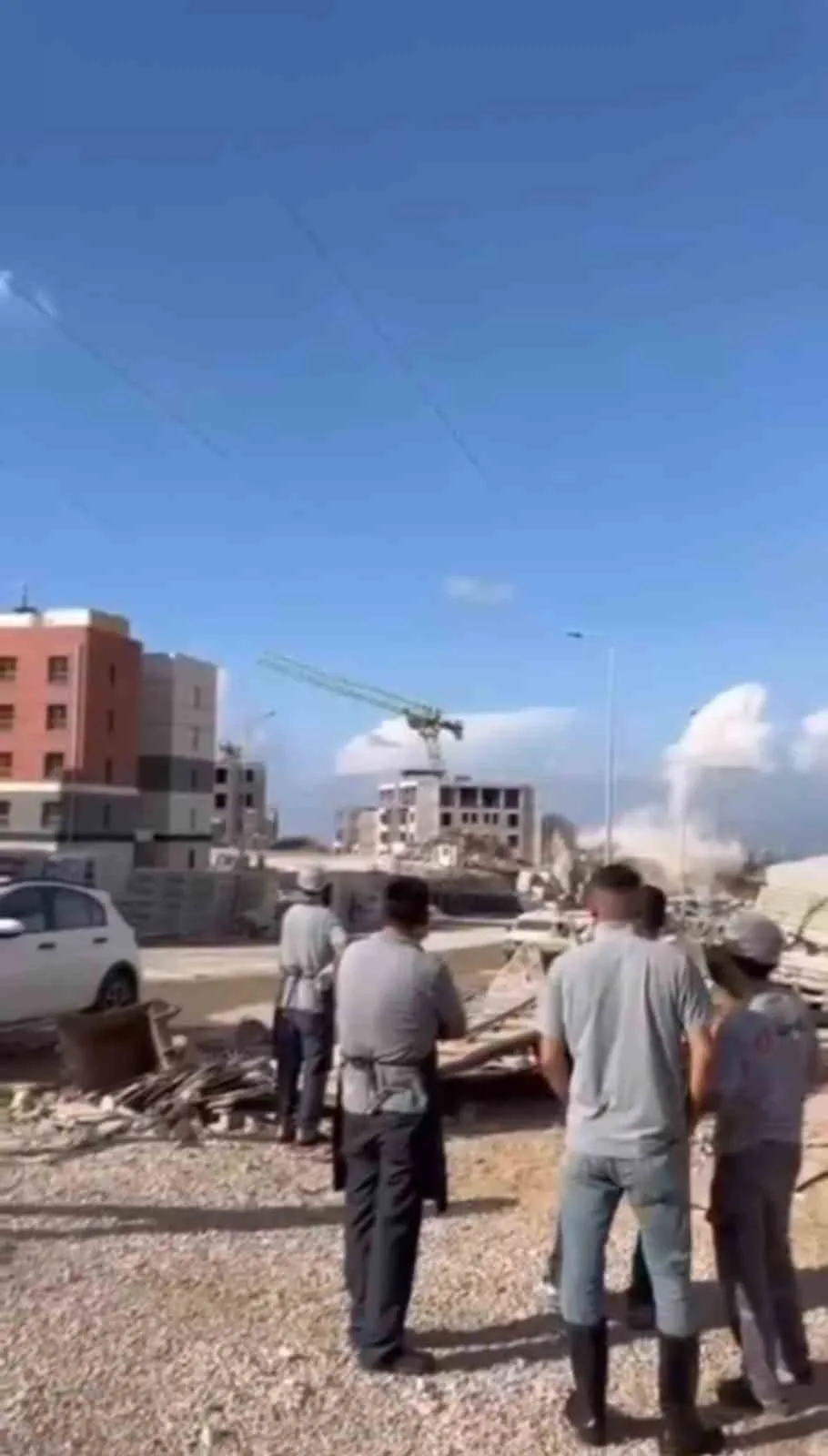 Hatay’da temel açma çalışmaları sırasında patlatılan dinamit kule vinci sarsarak