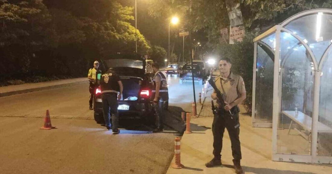 Afyonkarahisar’ın Dinar ilçesinde polis tarafından asayiş ve huzur denetimleri gerçekleştirildi.