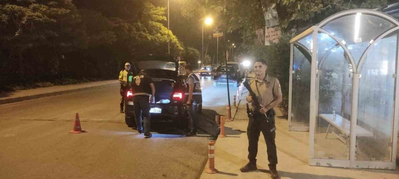 Afyonkarahisar’ın Dinar ilçesinde polis tarafından asayiş ve huzur denetimleri gerçekleştirildi.