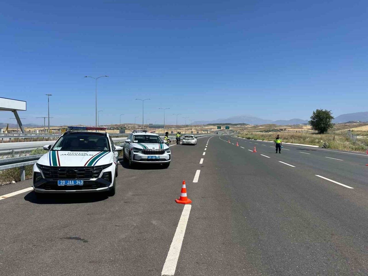 Denizli-Aydın yolunda seyir halindeyken dinlenme tesisinde unuttuğu arkadaşını almak için