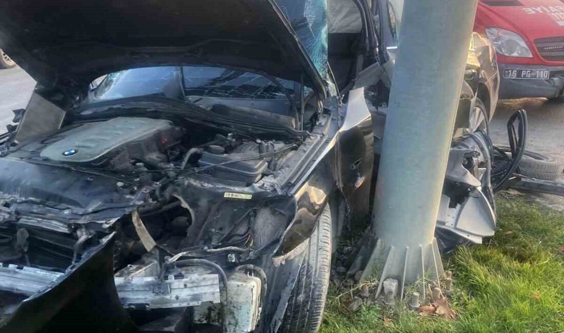 Bursa’nın İnegöl ilçesinde meydana gelen kazada kontrolden çıkan otomobil yönlendirme