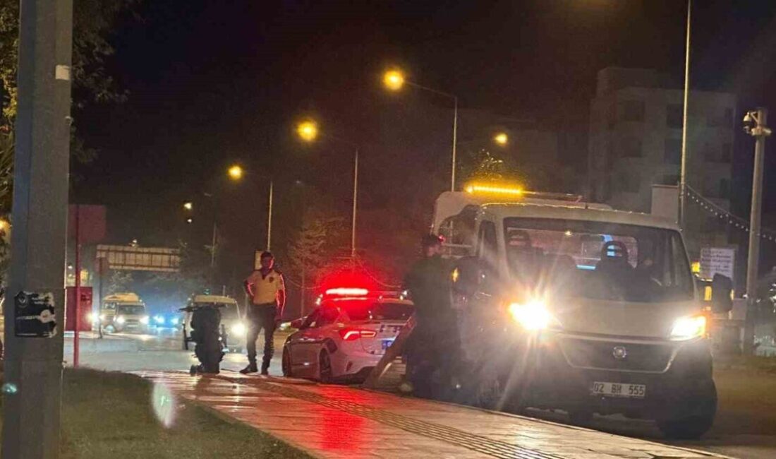 Adıyaman’da, kontrolden çıkan motosikletin direğe çarpması sonucu sürücü ağır yaralandı.