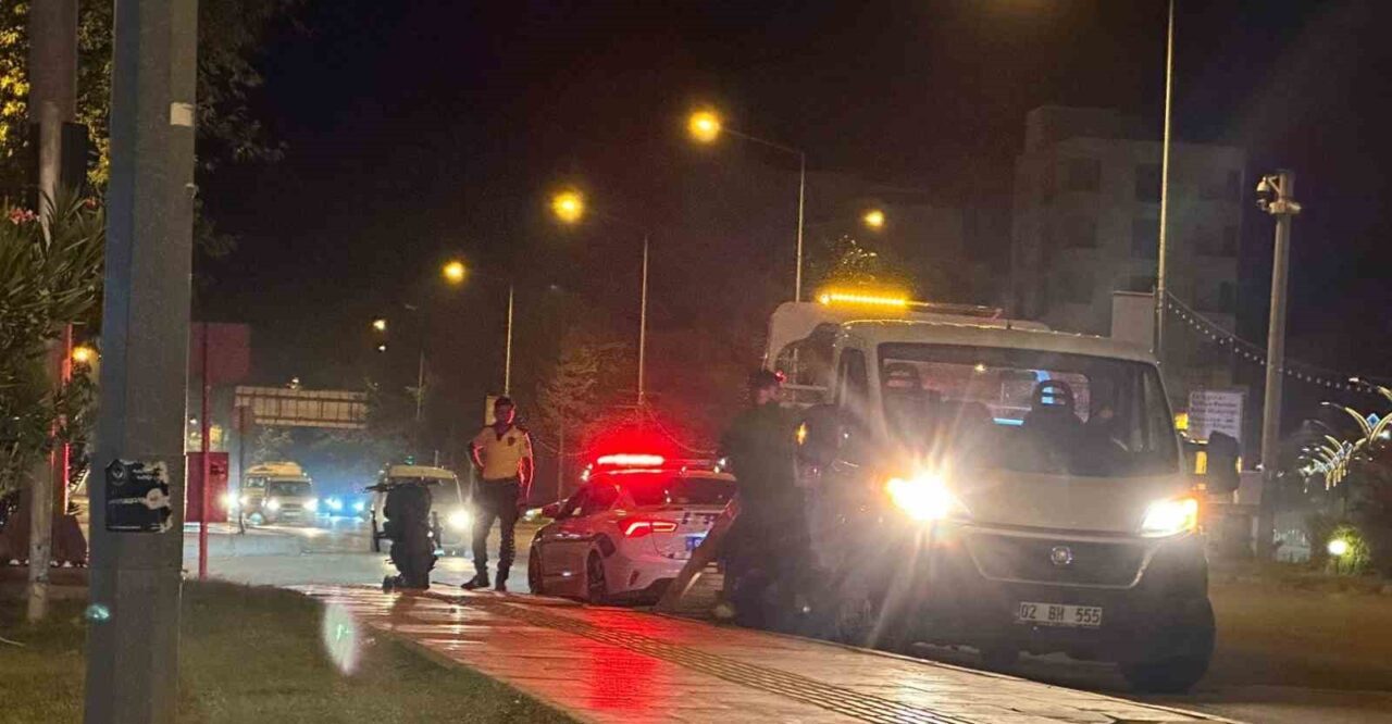 Adıyaman’da, kontrolden çıkan motosikletin direğe çarpması sonucu sürücü ağır yaralandı.