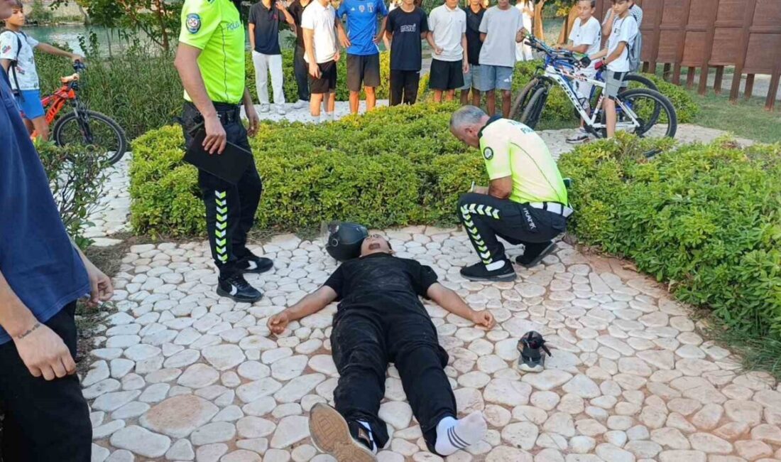 Manavgat’ta sürücüsünün direksiyon hakimiyetini kaybettiği motosiklet kaldırıma çıkarak aydınlatma direğini