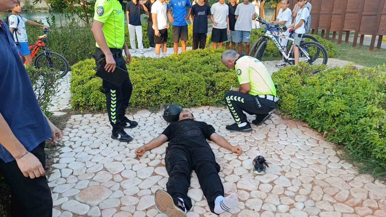 Manavgat’ta sürücüsünün direksiyon hakimiyetini kaybettiği motosiklet kaldırıma çıkarak aydınlatma direğini