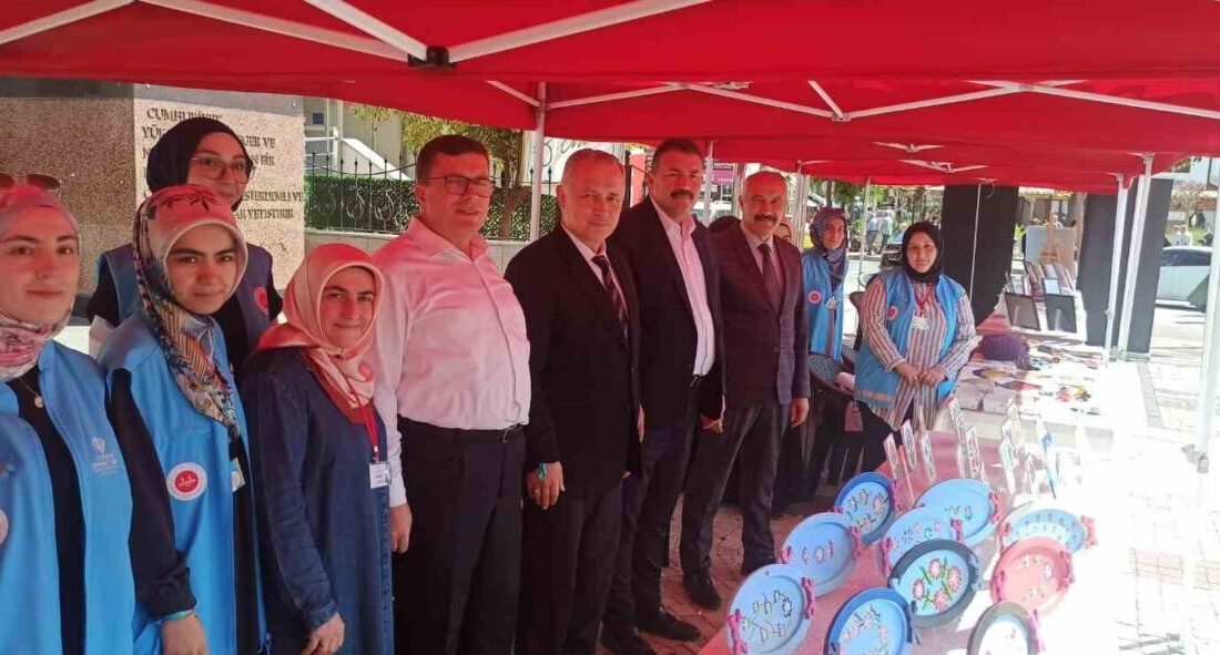 Devrek’te Diyanet Gençlik Merkezi tarafından açılan karma sergi ziyaretçiler tarafından